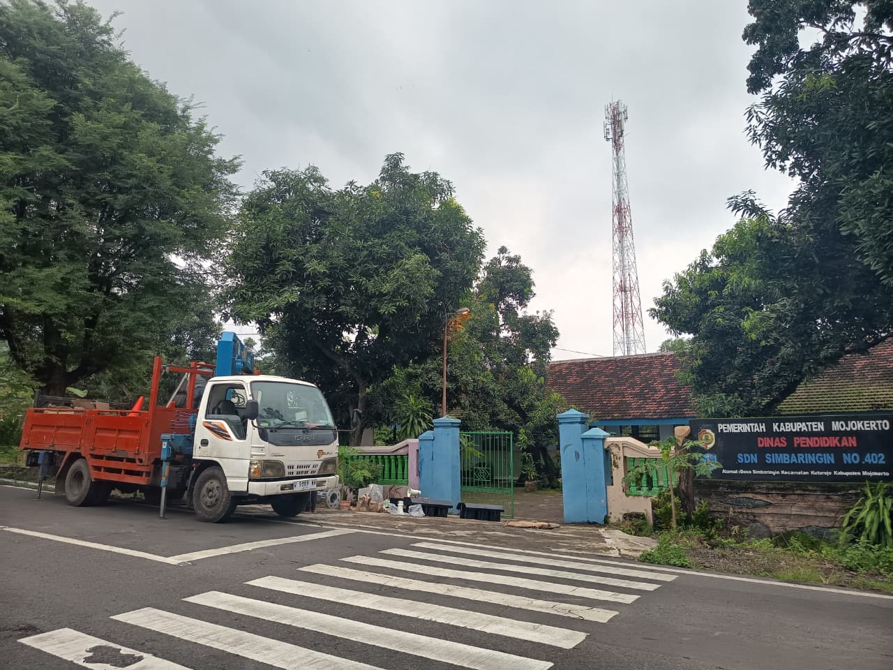 FASILITASI PEDESTRIAN: Perangkat lalu lintas pelican crossing yang bakal dipasang di depan SDN Simbaringin, Kecamatan Kutorejo, Kabupaten Mojokerto, Kamis (22/1).