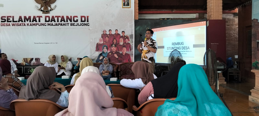 SOSIALISASI: Kepala Desa Bejijong Pradana Tera Mardiatna saat membuka forum musyawarah Rembug Stunting.
