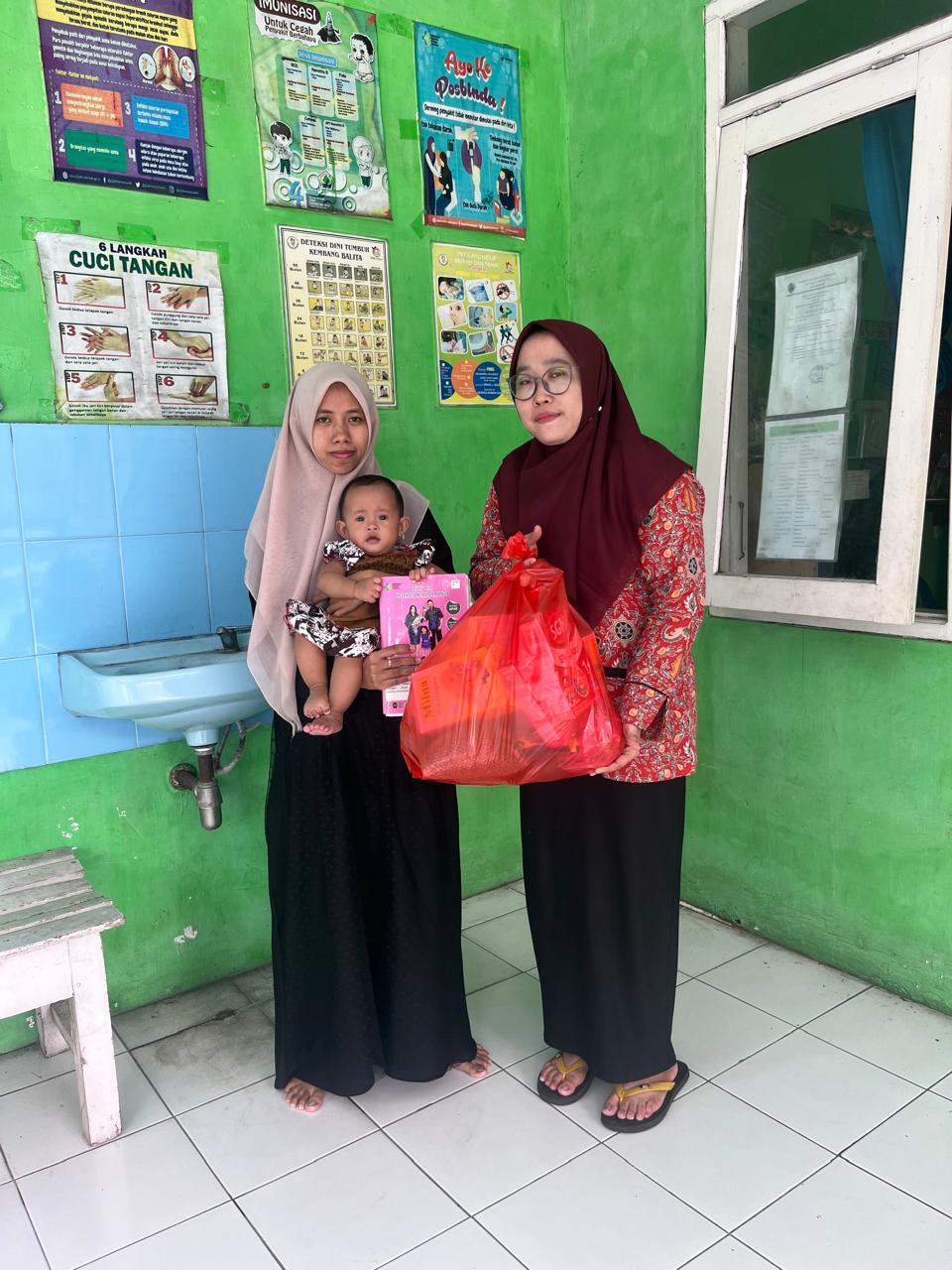 DETEKSI DINI: Pemdes Bejijong menyalurkan susu dan makanan bergizi pada balita sebagai langkah pencegahan stunting.