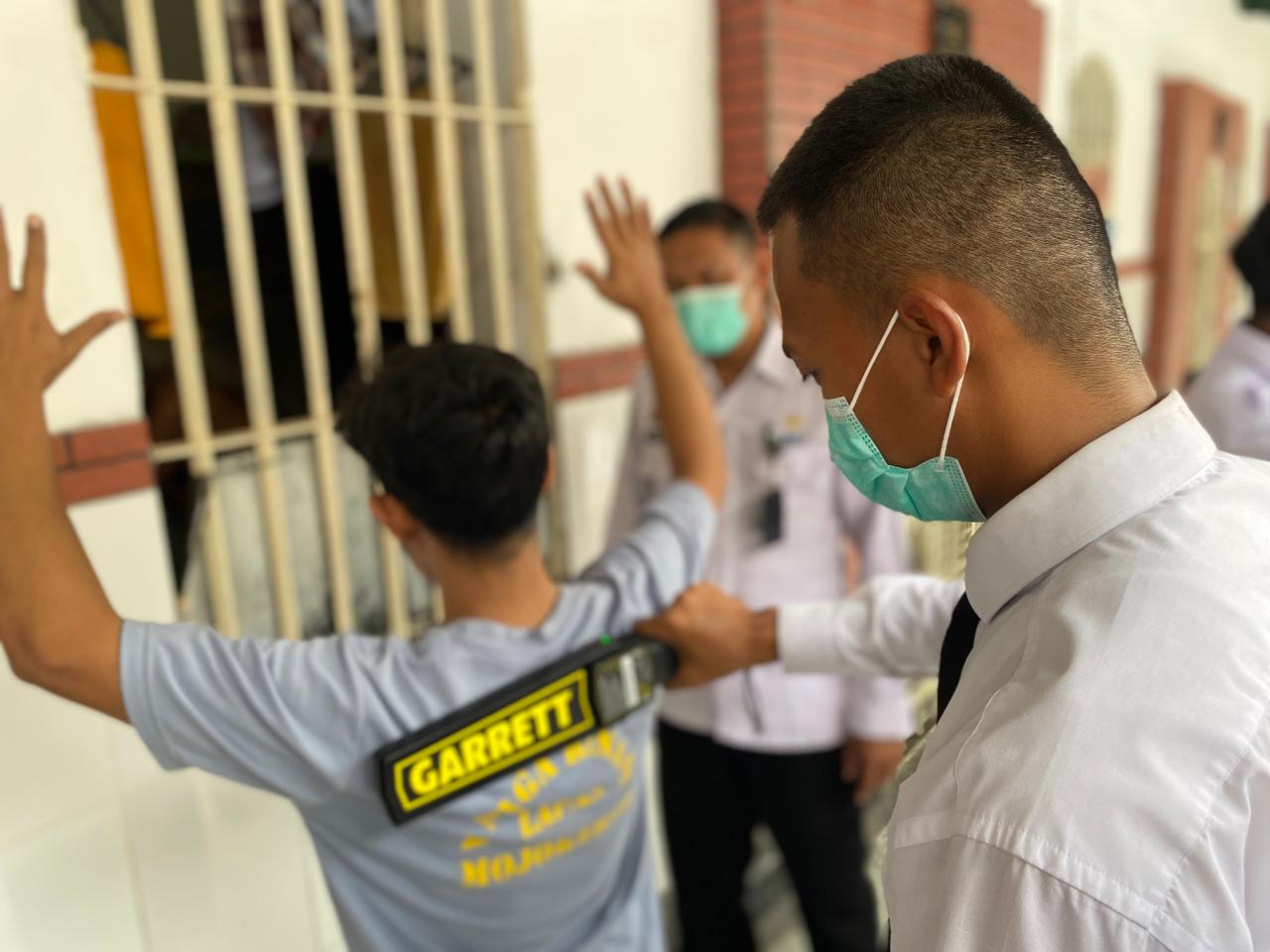 DICEK: Petugas Lapas Kelas II B Mojokerto memeriksa para warga binaan, Kamis (22/1).
