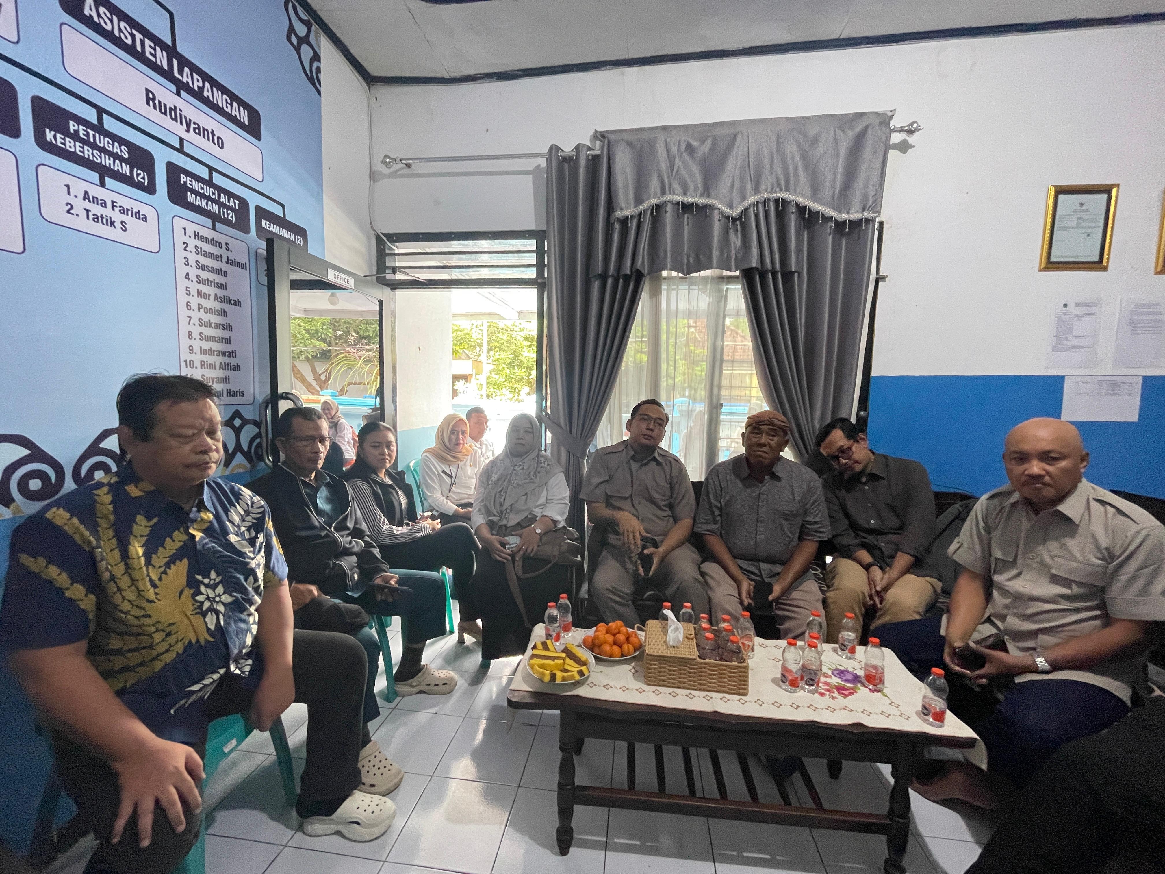 SIDAK: Ketua Komisi III DPRD Kota Mojokerto Indro Tjahyono bersama anggota ketika sidak ke SPPT Wates