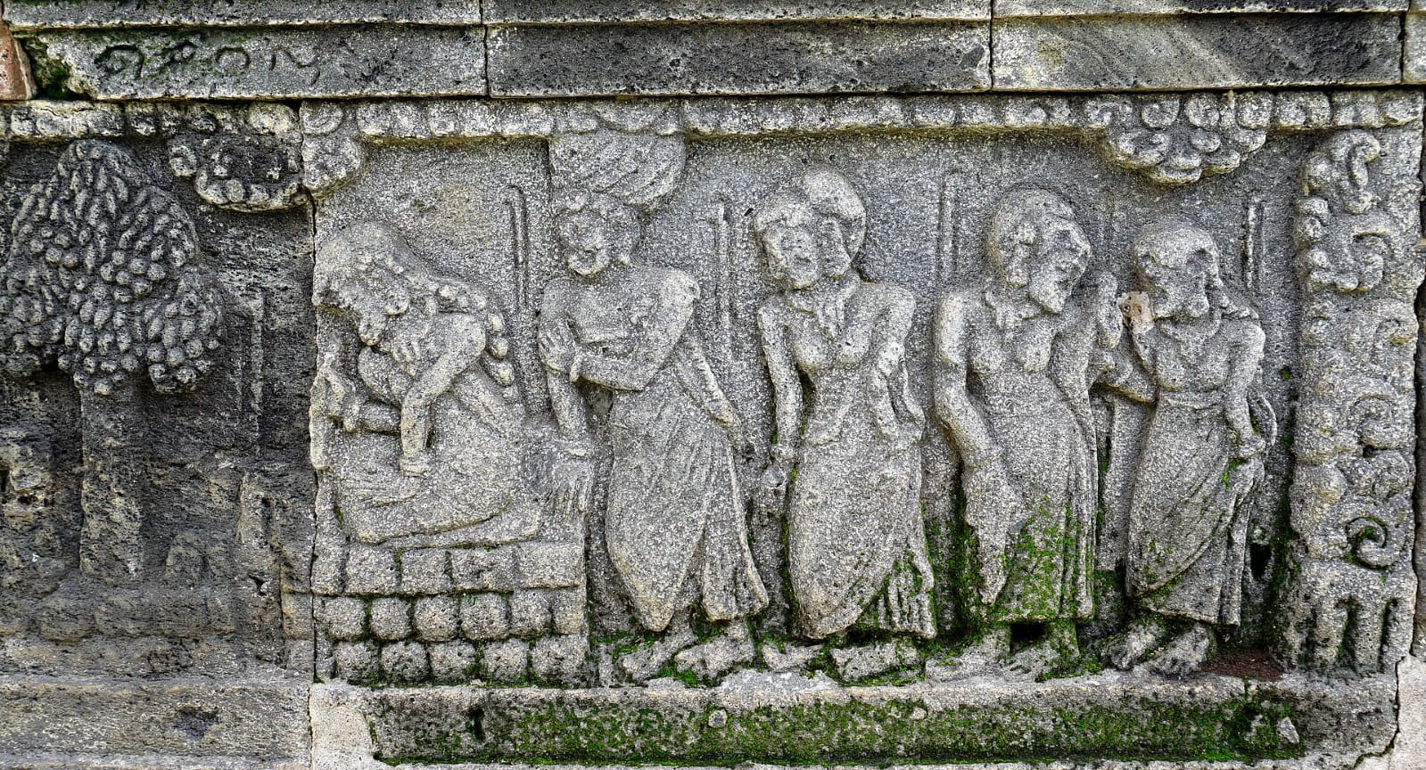 BERANEKA RAGAM: Berbagai gaya rambut perempuan dan laki-laki pada zaman Kerajaan Majapahit yang tergambar pada patung figurin terakota hingga relief candi.