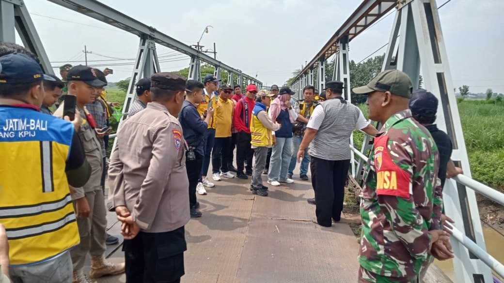 DIATENSI: Bupati Mojokerto Muhammad Albarraa mendampingi Kementerian PUPR mengecek kondisi Jembatan Turi di Desa Leminggir, Kecamatan Mojosari, November 2025 lalu.