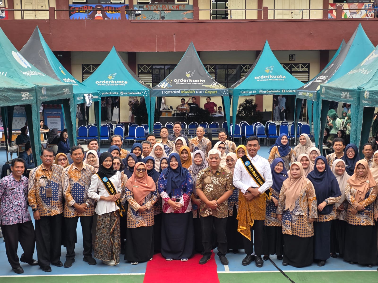 MENATAP MASA DEPAN: Kepala Cabdindik Jawa Timur Wilayah Kabupaten dan Kota Mojokerto Pinky Hidayati saat membuka Expo Campus Ghanesxus 2026 dengan didampingi kepala dan ketua komite SMAN 3 Mojokerto,