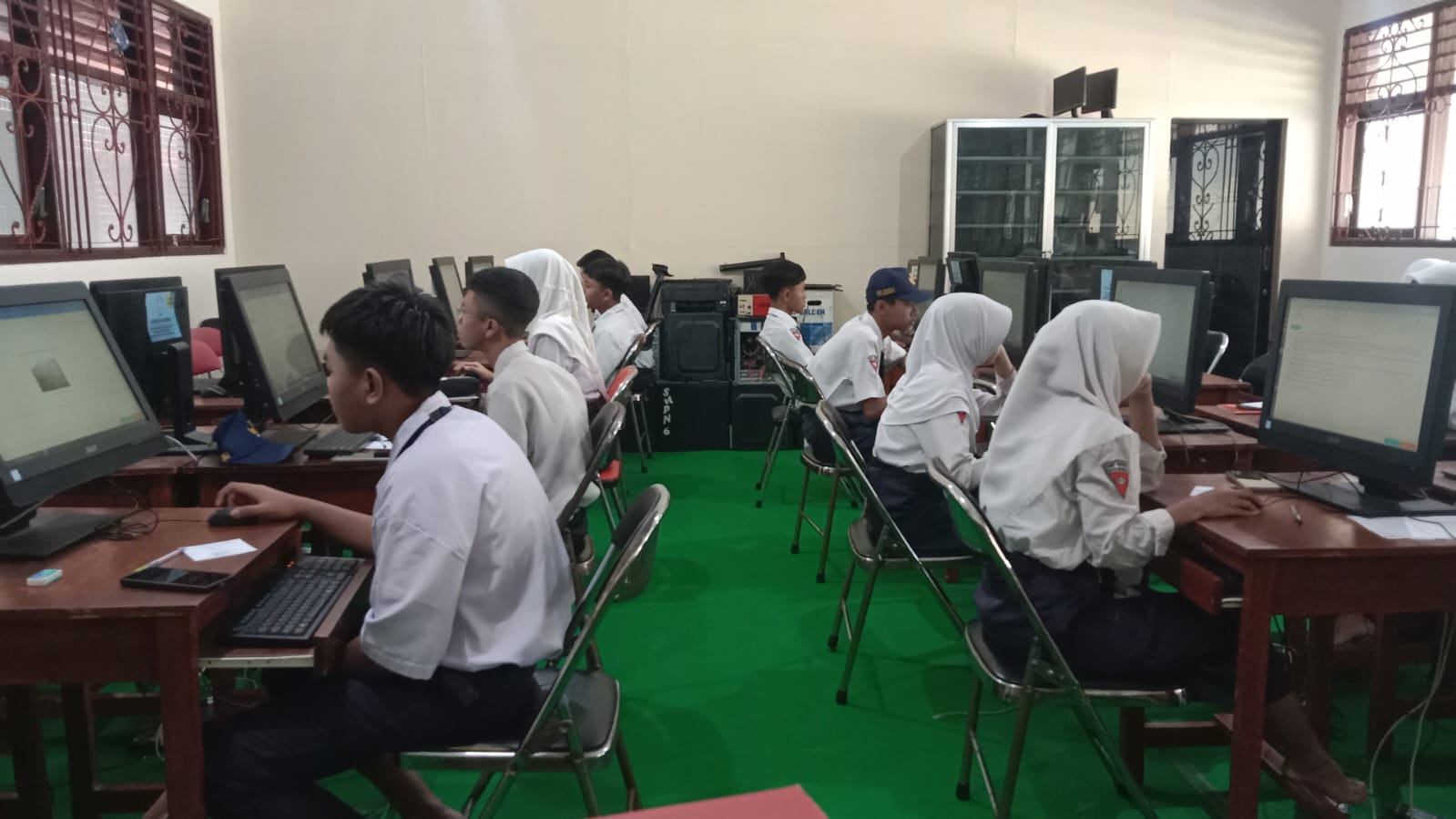 UJI COBA: Siswa SMPN 6 Mojokerto melaksanakan tryout TKA sebagai persiapan, Selasa (20/1).