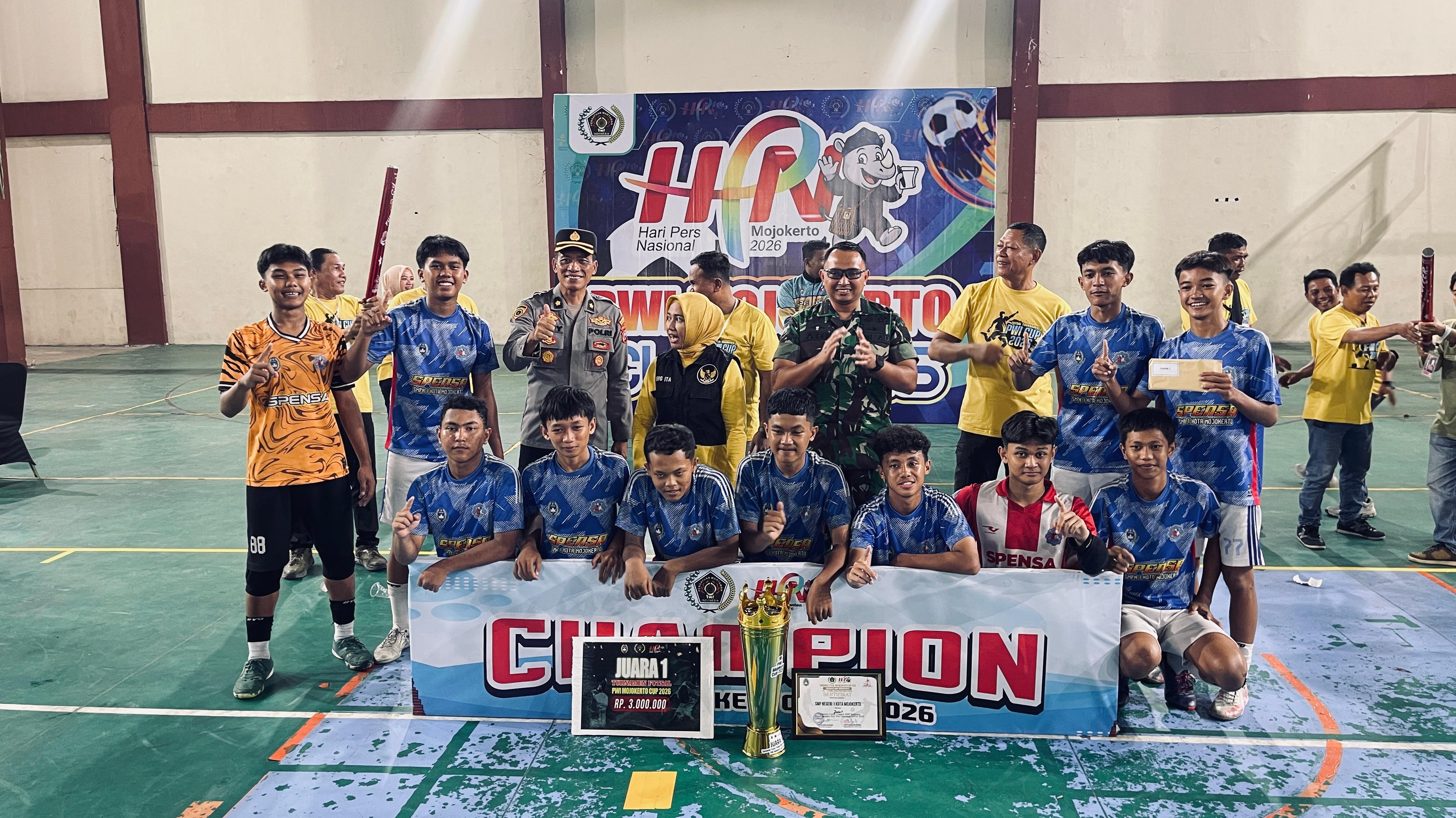 MEMBANGGAKAN: SMPN 1 Kota Mojokerto memastikan gelar juara Kejuaraan Futsal Antarpelajar se-Mojokerto Raya PWI Mojokerto Cup 2026 di GOR Seni Majapahit, kemarin (23/1).