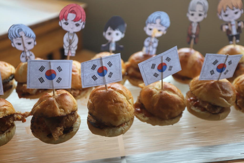 MENGGODA SELERA: Sejumlah menu Street Food Korea disajikan Aston Mojokerto Hotel and Conference untuk memanjakan lidah para customer.