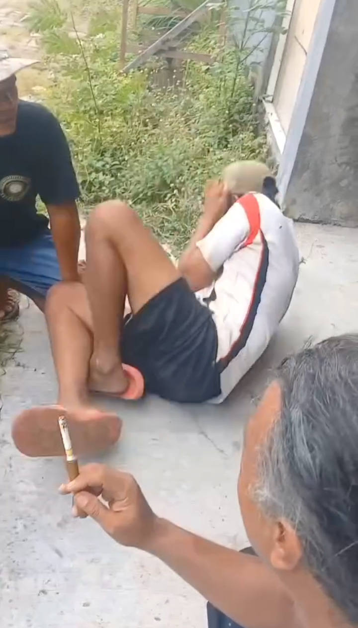 MERESAHKAN: Pelaku sempat diamankan warga usai tepergok mencuri pakaian dalam wanita di Kecamatan Kemlagi, Selasa (20/1) siang.