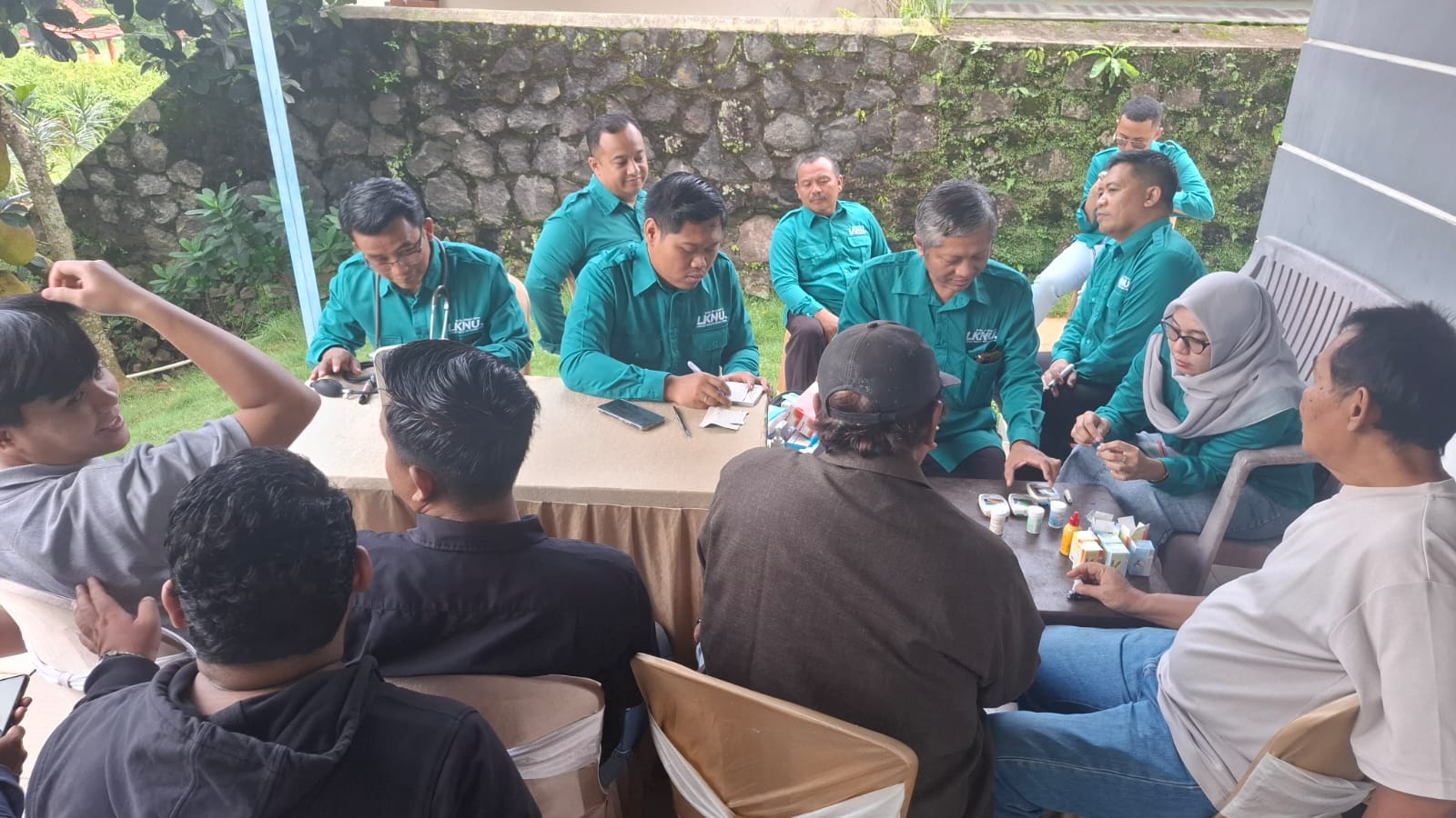 JAGA KESEHATAN: Pemeriksan kesehatan peserta silaturahmi alumni Unej oleh tim RSI Sakinah Kabupaten Mojokerto.