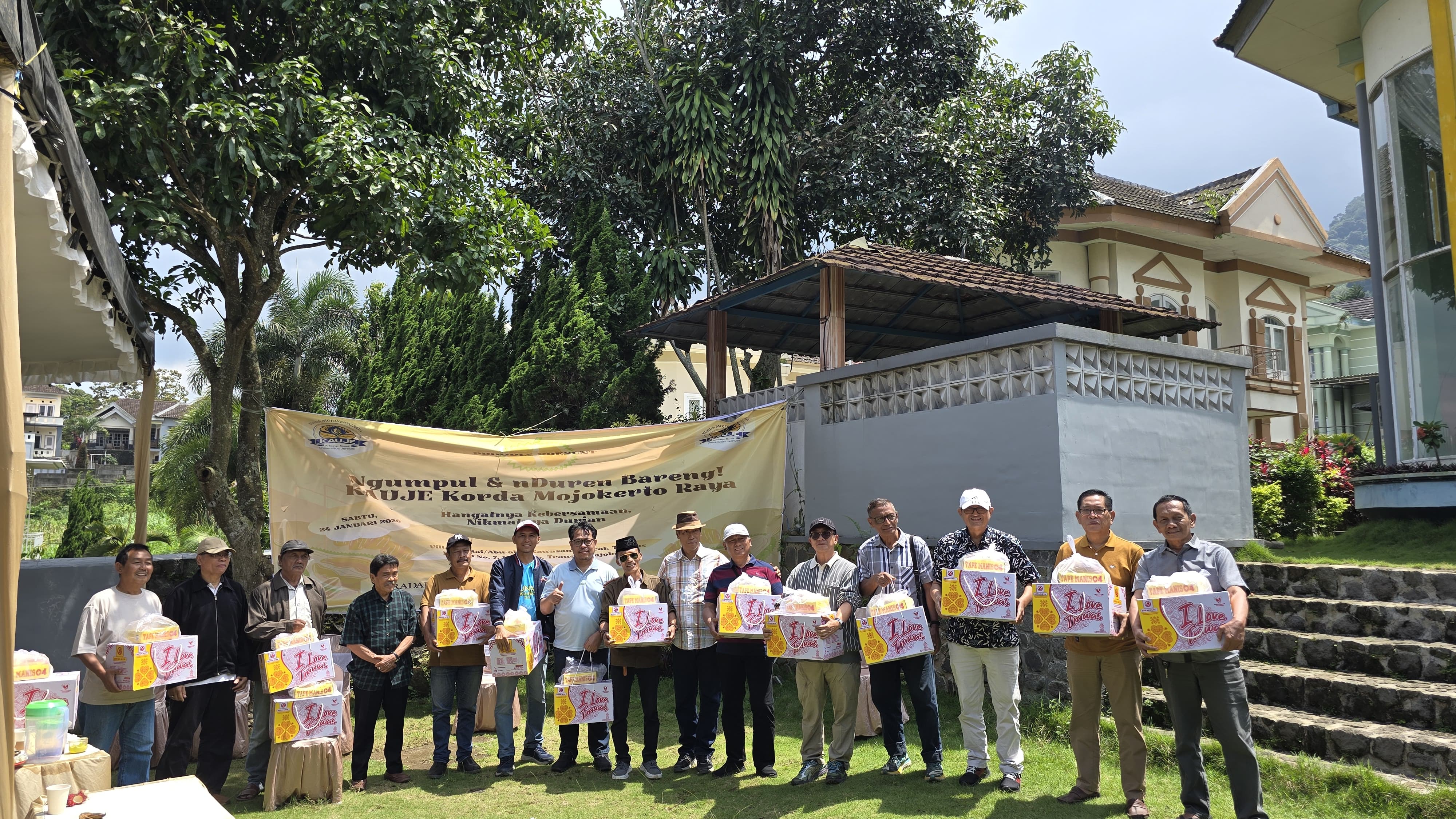 PENUH KENANGAN: Tamu dari luar Mojokerto ikut hadir di ajang silaturahmi alumni Universitas Jember.