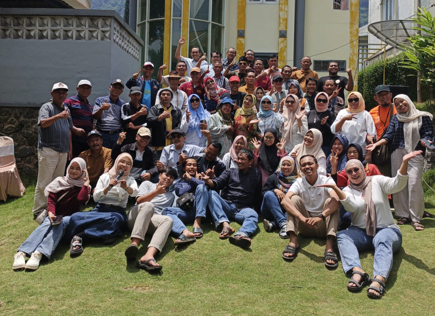 GEMBIRA BERSAMA: Peserta silaturahmi Kauje Mojokerto Raya foto bersama di Puncak Trawas, Minggu (24/1).