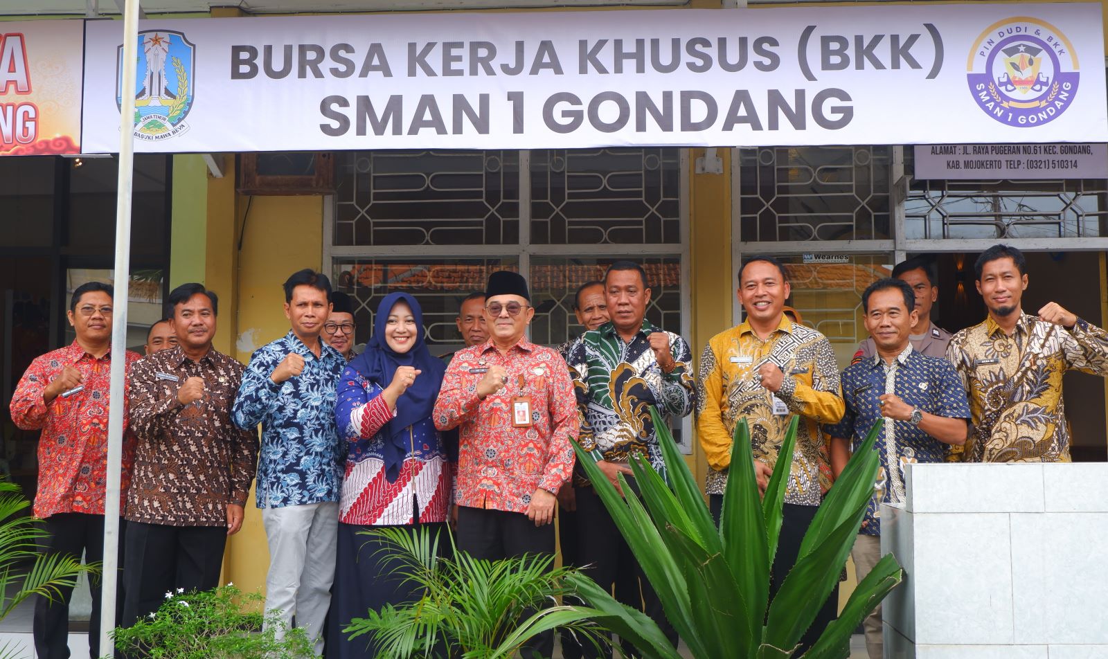 DIRESMIKAN: Jajaran Cabdindik Mojokerto Raya, Disnaker Kabupaten Mojokerto, bersama Tim BKK SMAN 1 Gondang, dan Forkompimca Gondang didepan Kantor BKK SMAN 1 Gondang.