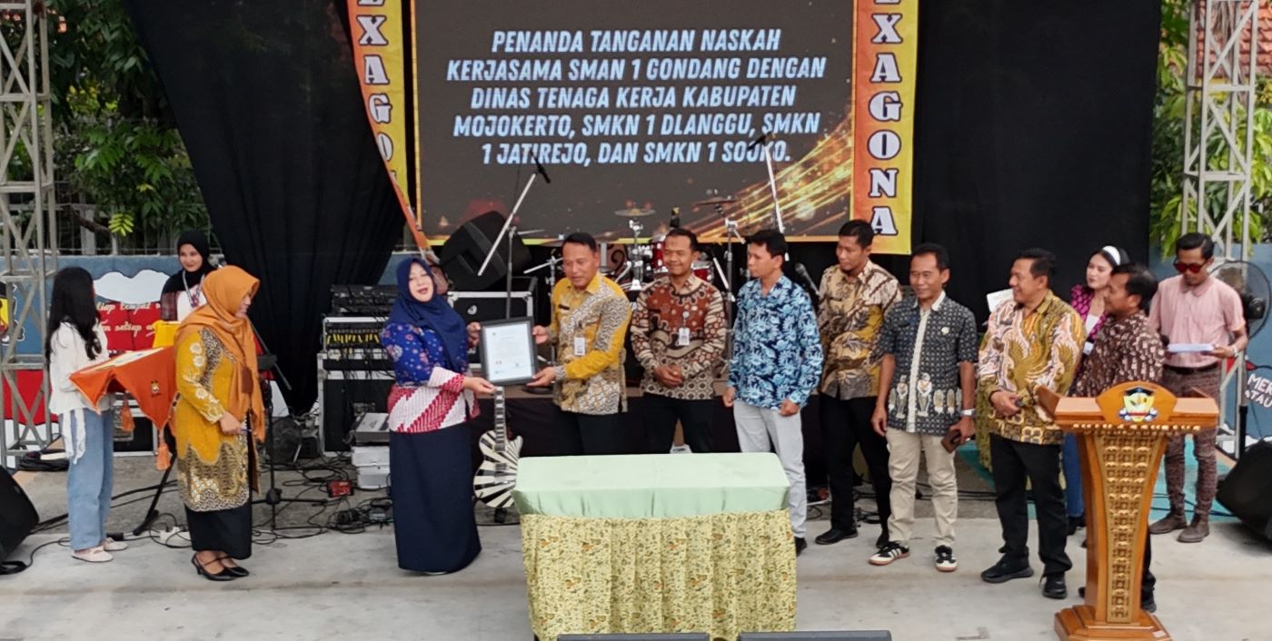 TEROBOSAN BARU: Penyerahan naskah kerja sama secara simbolis dari Kepala SMAN 1 Gondang kepada Kacabdindik Mojokerto Raya, Kamis (22/1).