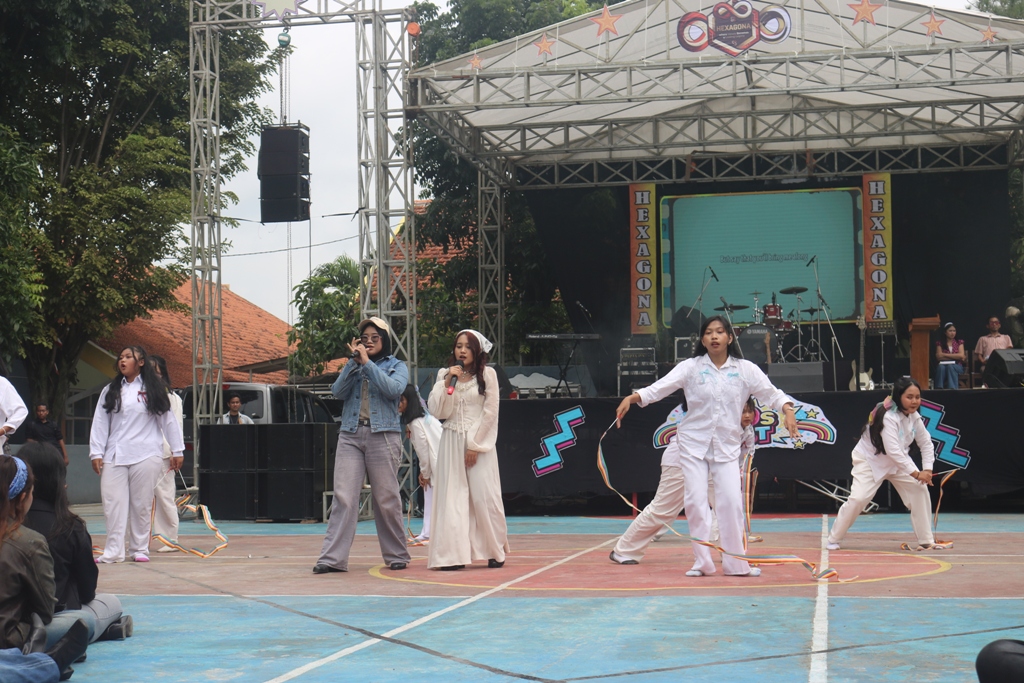 BERKREASI: Tampilan paduan lagu dan dance dari ekstrakurikuler Seni O SMAN 1 Gondang.