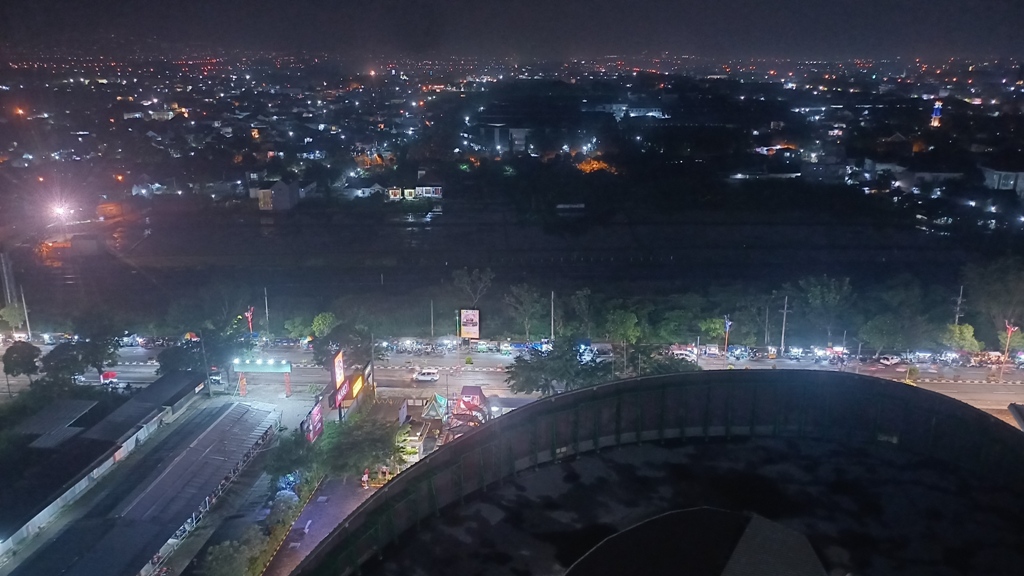 HIBURAN VISUAL: Pemandangan Kota Mojokerto yang memukau saat malam hari.