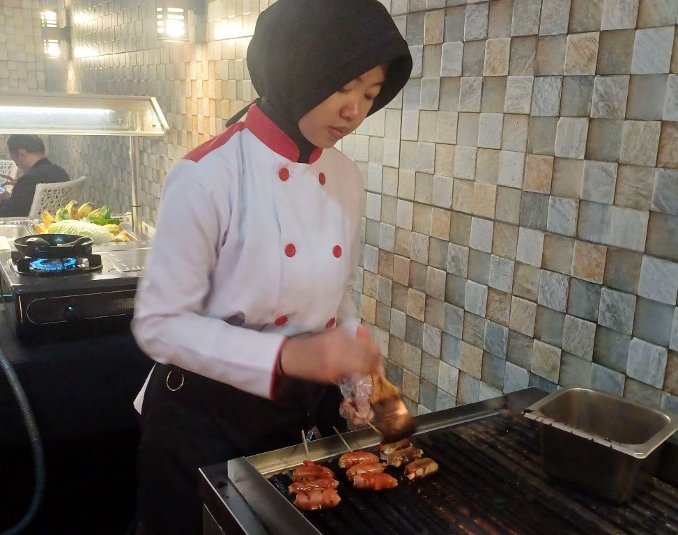 PROFESIONAL: Live cooking yang dihadirkan untuk menyiapkan menu Spaghetti Aglio Olio dan Hotdog, Hotdog serta Grilled Skewer.