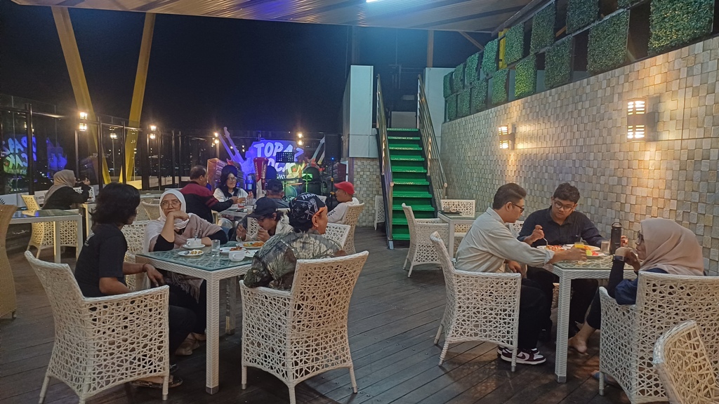RAMAI: Para tamu sedang menikmati sajian menu spesial di acara Rock Night#2.