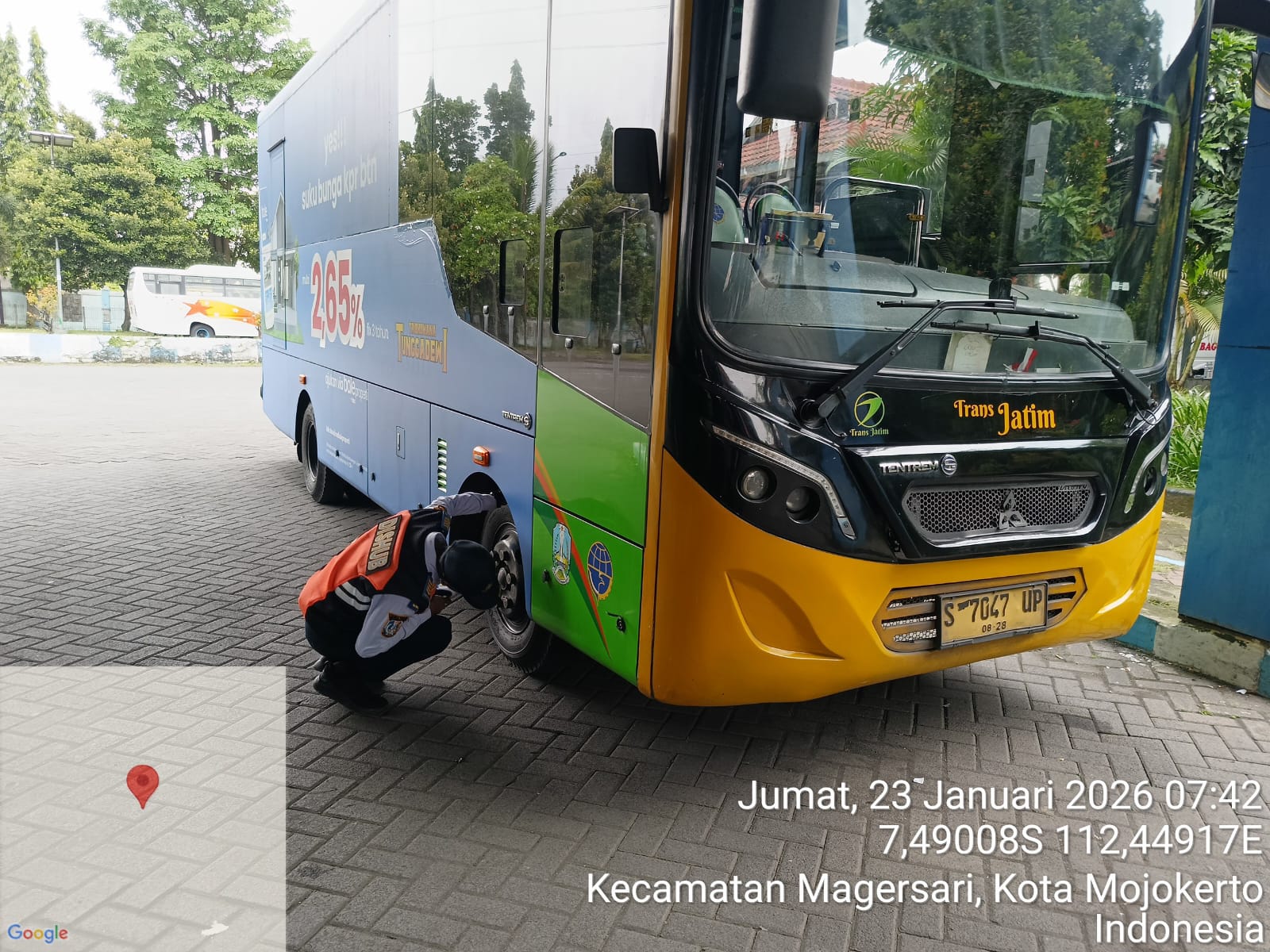 PEMERIKSAAN Petugas Dishub Jawa Timur mengecek kondisi bus saat tiba di Terminal Kertajaya, Kota Mojokerto, Sabtu (24/1).