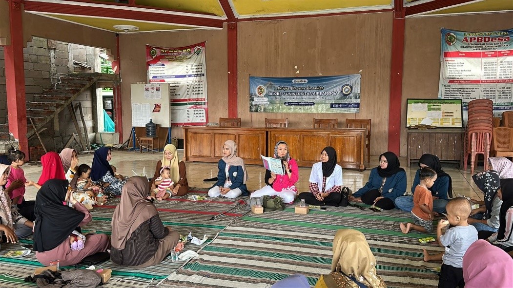 GENERASI HEBAT DAN SEHAT: Suasana kegiatan edukasi kesehatan GEN HEBAT Airlangga bersama ibu, bayi, dan balita Desa Tawar, Jumat (23/1).