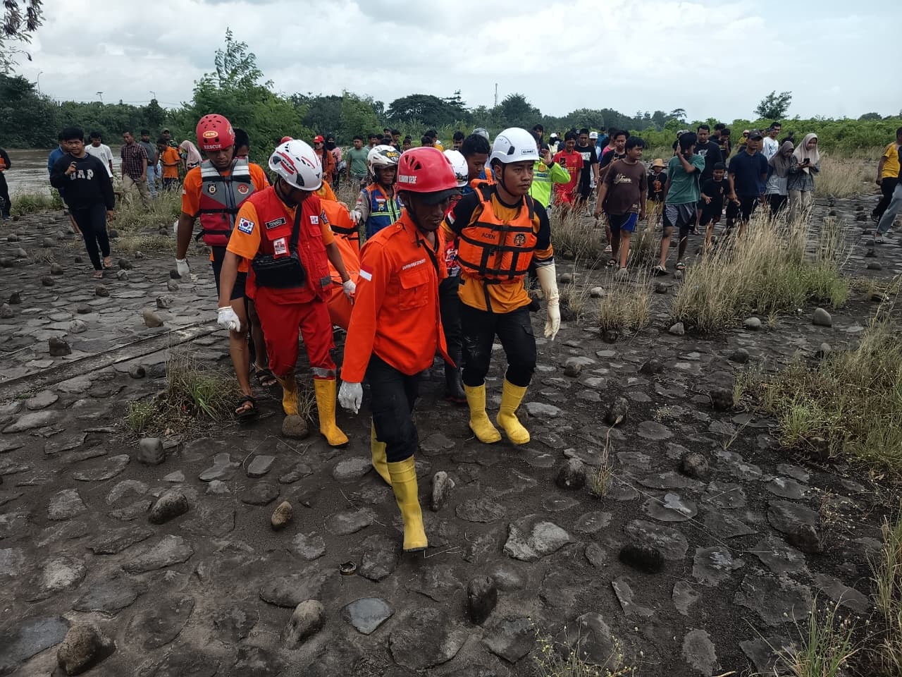 EVAKUASI: Tim SAR gabungan mengevakuasi jenazah pria yang ditemukan mengambang di Dam Pagerluyung, Kecamatan Gedeg, Kabupaten Mojokerto, Minggu (25/1).