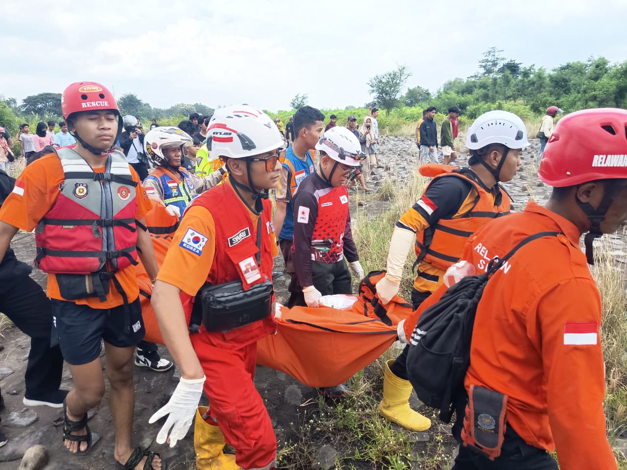 DIIDENTIFIKASI: Jenazah Mr X berhasil dievakuasi oleh tim SAR gabungan dari aliran Sungai Brantas, Dam Pagerluyung, Gedeg, Kabupaten Mojokerto, Minggu (25/1).