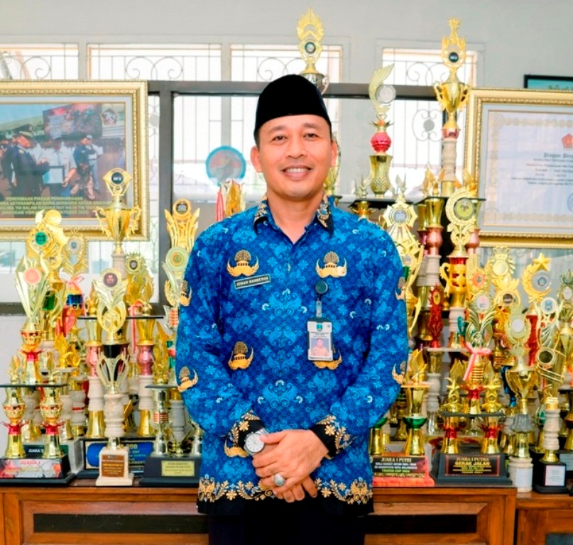 Kepala SMAN 1 Gondang Johan Bahrudin