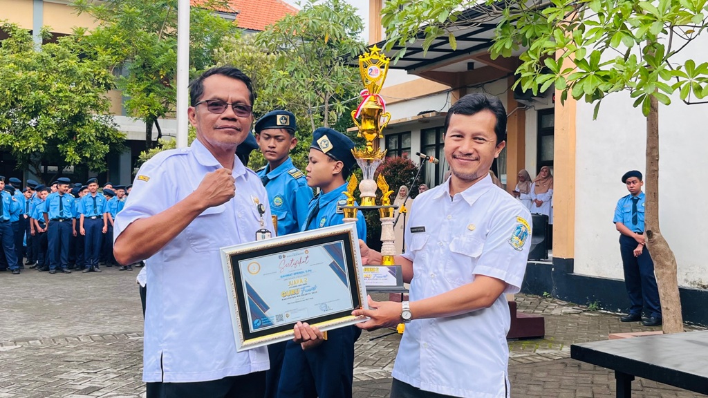 Rahmat Efendi, S.Pd (kanan) Juara 2 Guru Favorit Jenjang SMA/SMK 2025