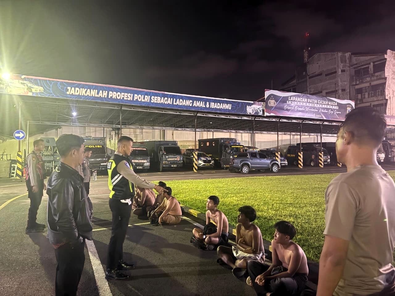 DISANKSI: Sejumlah pemuda yang tepergok mabuk-mabukan di angkringan Jalan Empunala, Kota Mojokerto, digiring ke Polres Mojokerto Kota, Minggu (25/1) dini hari.