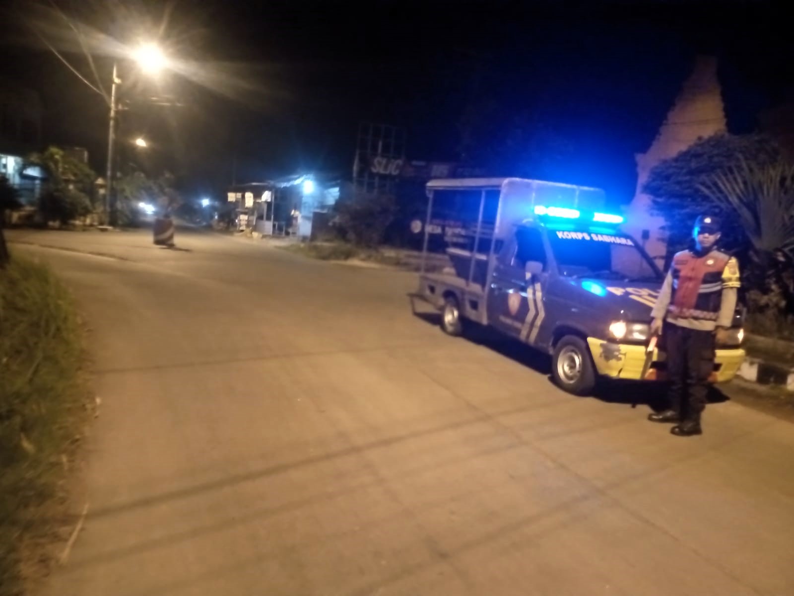 PANTAU KEAMANAN: Petugas melakukan patroli di wilayah Kecamatan Kemlagi, Rabu (22/1) malam.