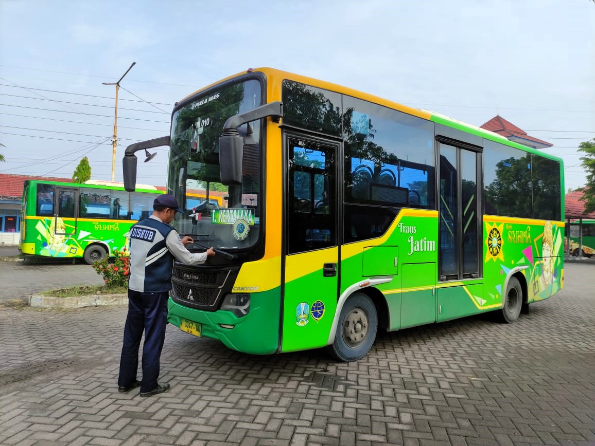 CEK ARMADA: Petugas UPT P3 LLAJ Mojokerto Dishub Jawa Timur saat melakukan ramp check pada armada Trans Jatim Koridor III di Terminal Kertajaya Kota Mojokerto.