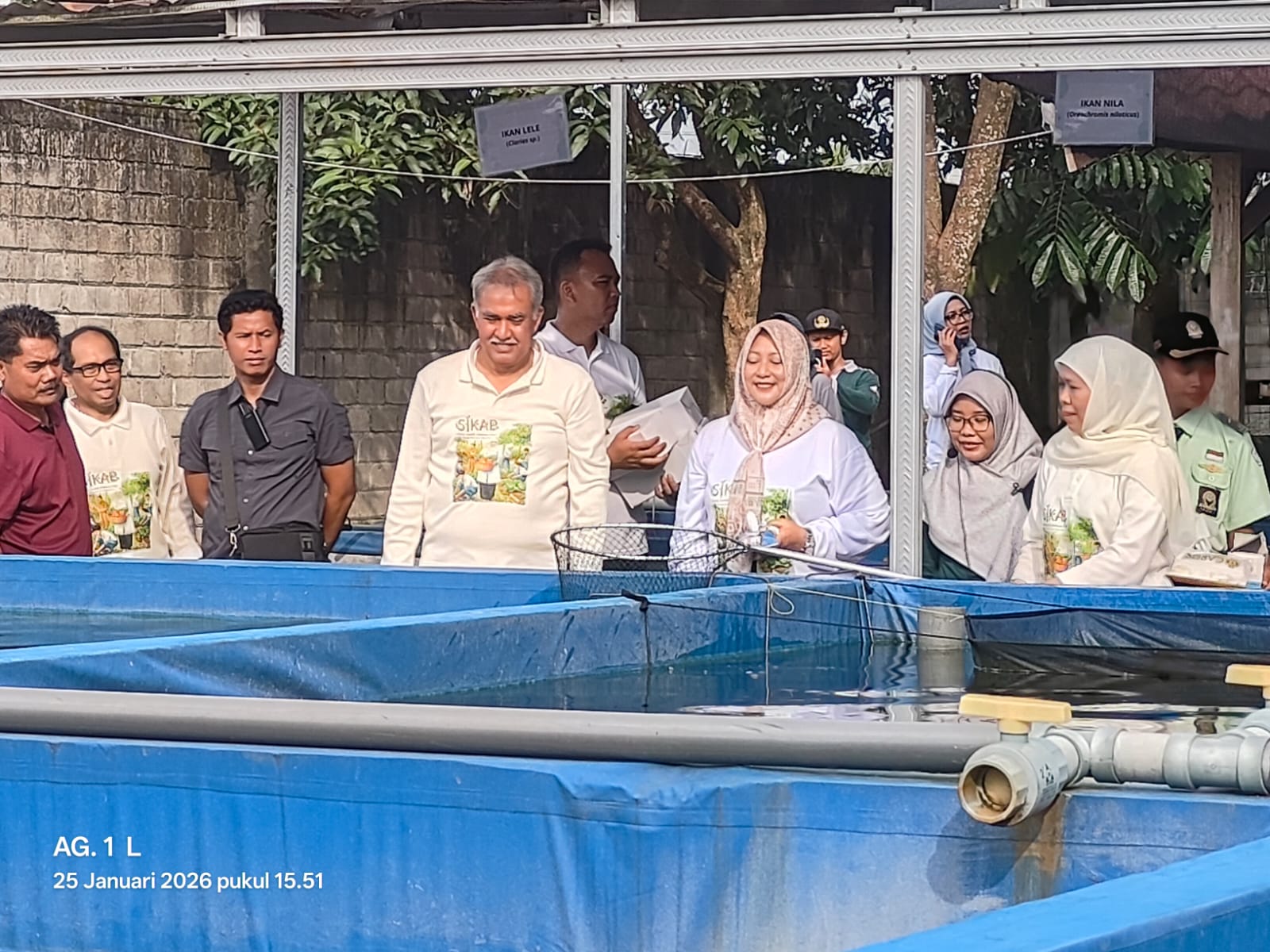 AKSI SERENTAK: Kacabdindik Jatim Wilayah Kabupaten dan Kota Mojokerto Pinky Hidayati mendampingi Gubernur Jatim Khofifah Indar Parawansa saat peluncuran SIKAP di SMKN 1 Plosoklaten, Minggu (25/1).