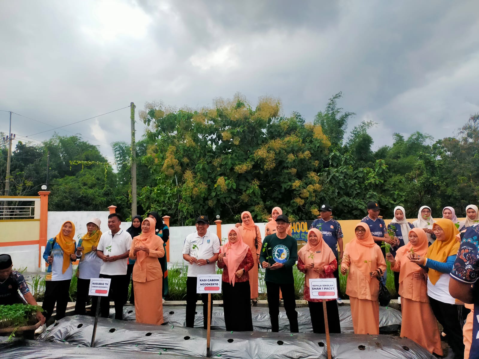 BERBUDAYA LINGKUNGAN: Kasi SMA dan PK-PLK Imron Rosadi serta Kasubag TU Cabdindik Mojokerto Benny Sujatmiko hadir secara langsung mendampingi Kepala SMAN 1 Pacet Nasirudin dalam kegiatan SIKAP, Minggu