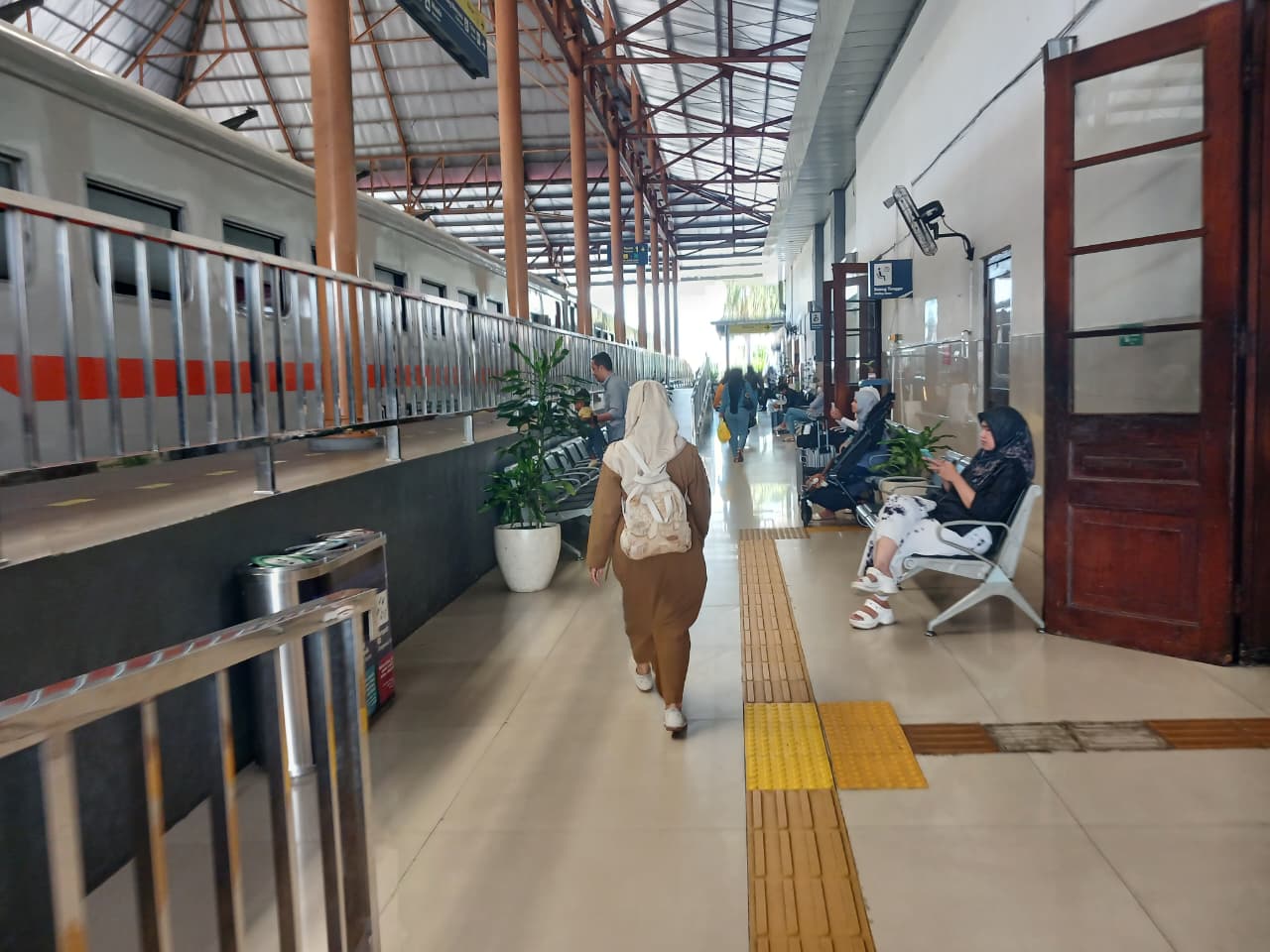 TUJUAN MUDIK: Aktivitas penumpang di Stasiun Mojokerto, kemarin. Tiket KA untuk masa angkutan Lebaran mulai diburu seiring jadwal pemesanan yang telah dibuka.