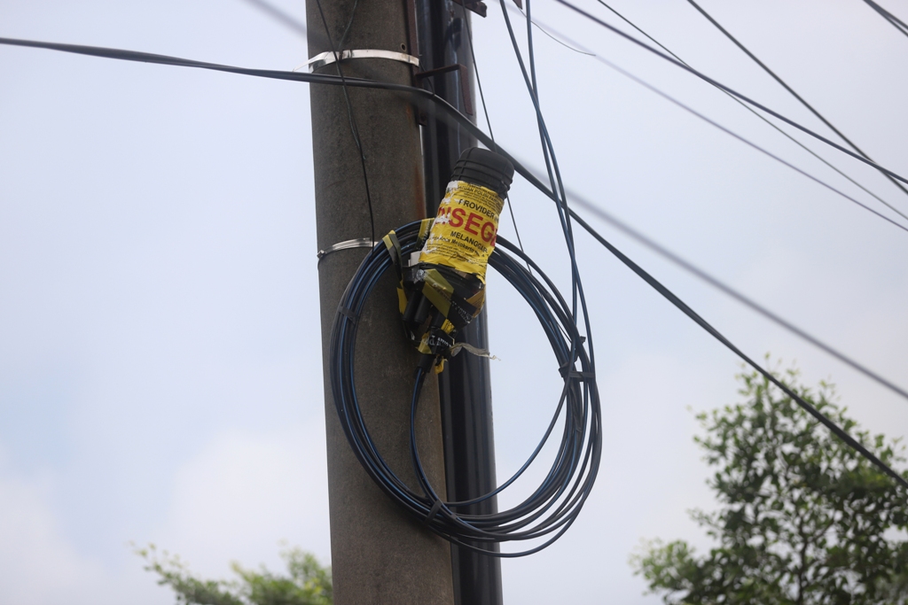 HAMPIR DUA BULAN: Instalasi jaringan internet di Jalan Surodinawan, Kelurahan Surodinawan, Kecamatan Prajurit Kulon, masih tersegel, kemarin (26/1).