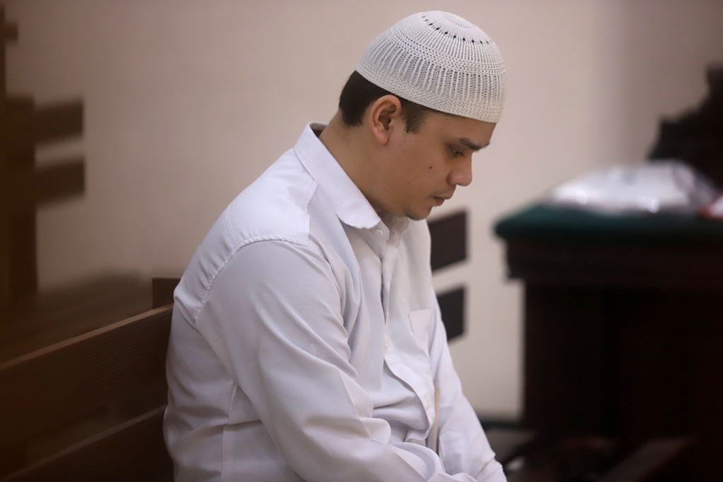 KEBERATAN: Terdakwa kasus pembunuhan disertai mutliasi kepada kekasihnya sendiri, Alvi Maulana saat menjalani sidang di Pengadilan Negeri Mojokerto, kemarin (26/1).  