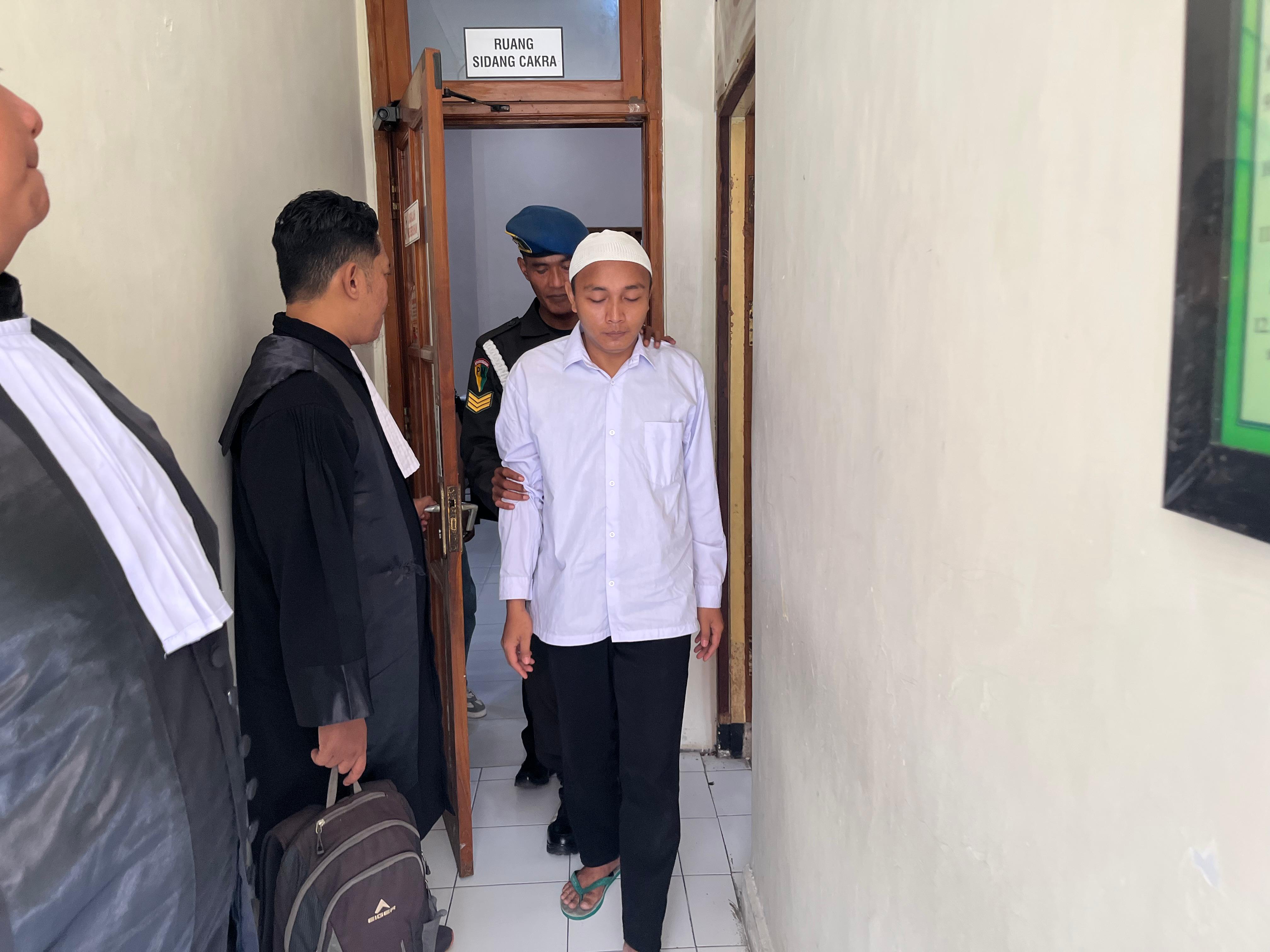 TIDAK TERIMA: Rio Filian Tono, terdakwa kasus percobaan pembunuhan berencana terhadap M. Alfan, siswa SMK Mojosari yang ditemukan tewas mengambang di sungai Brantas menjalani sidang di Pengadilan Nege