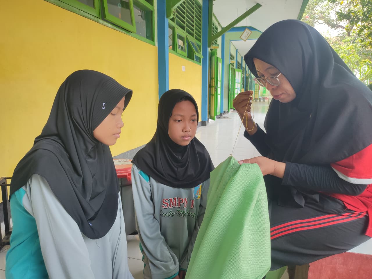 PERUBAHAN: Salah satu guru membimbing siswanya dalam kegiatan pembelajaran. Tahun ini, pembayaran TPG tak lagi dicairkan per triwulan seperti sebelumnya.