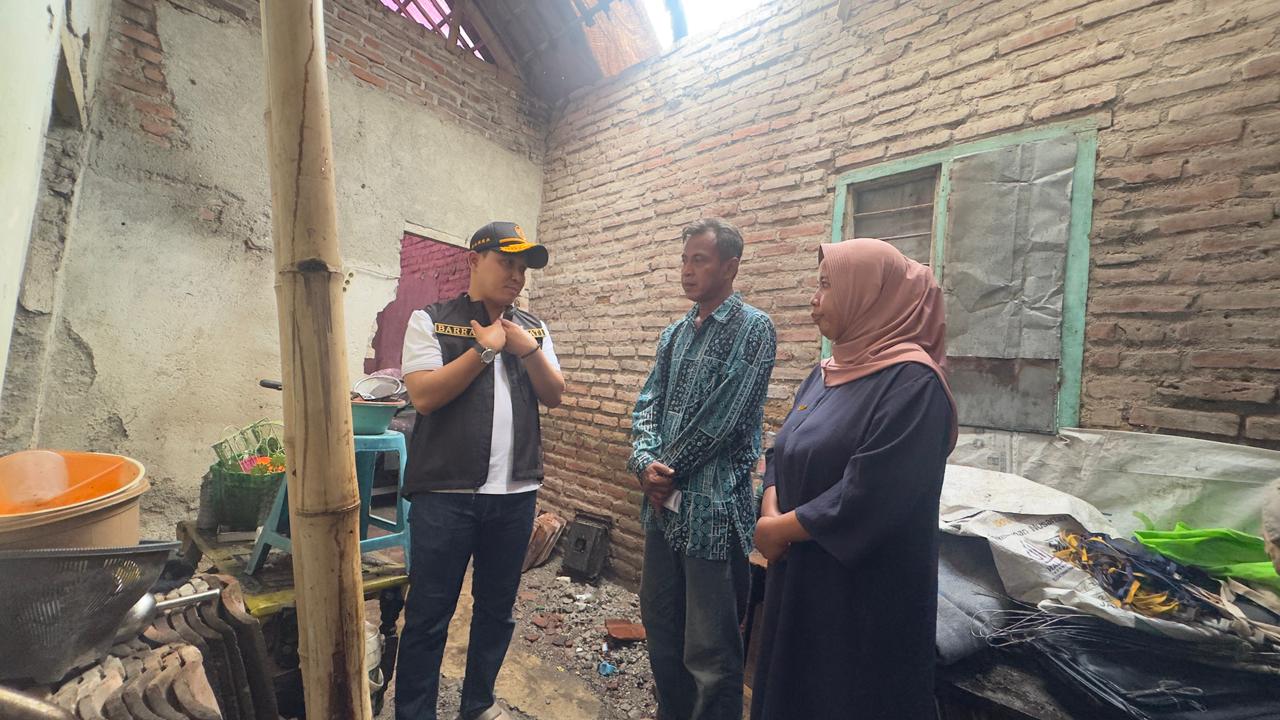 PEDULI: Bupati Mojokerto Muhammad Albarraa meninjau rumah warga sekaligus menyalurkan bantuan kepada warga terdampak bencana akibat angin kencang di Desa Puloniti, Kecamatan Bangsal.