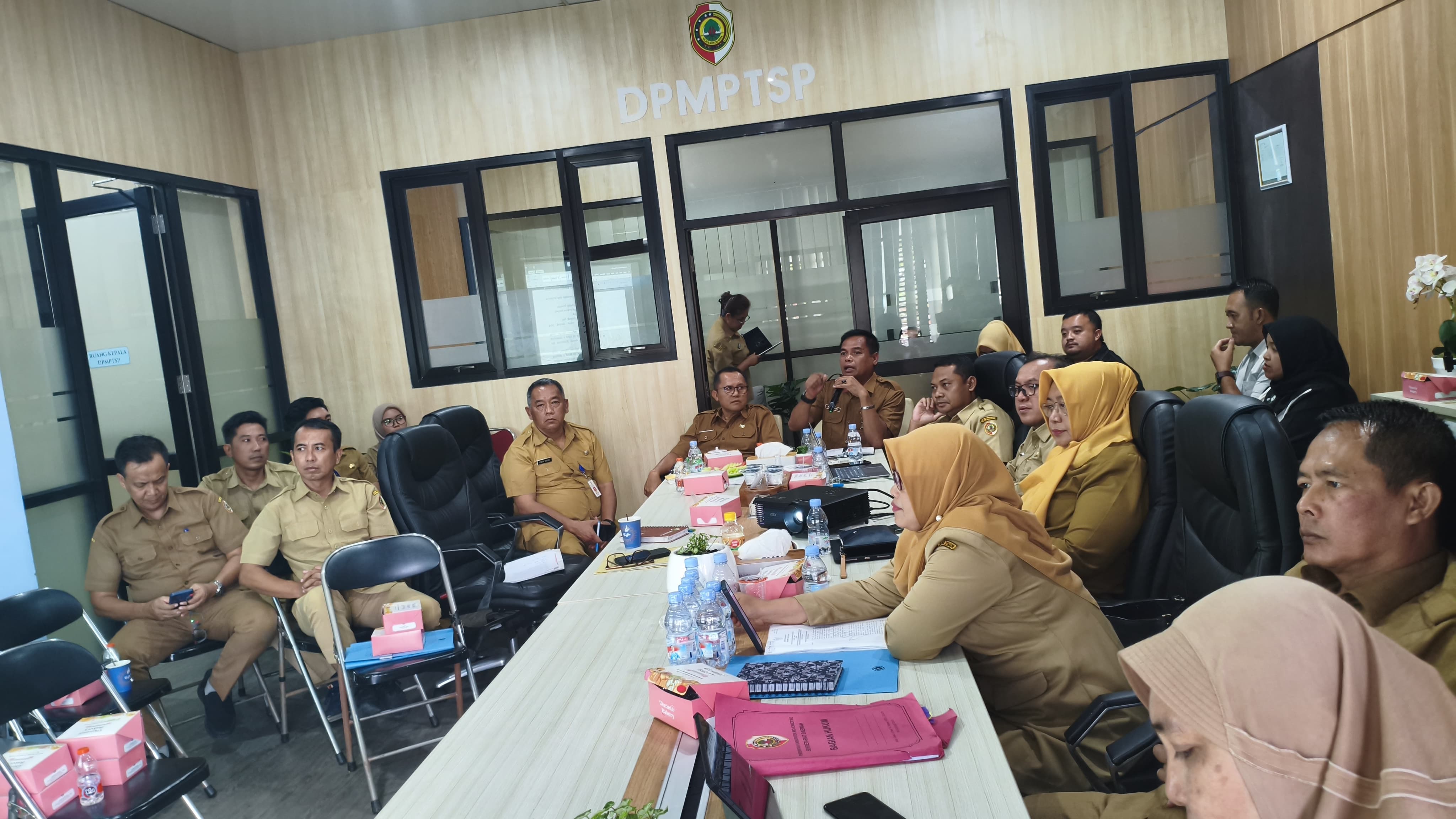 RAPAT KOORDINASI: Sekdakab Mojokerto Teguh Gunarko saat memimpin rakor lintas OPD dalam merumuskan percepatan investasi di bumi Majapahit.