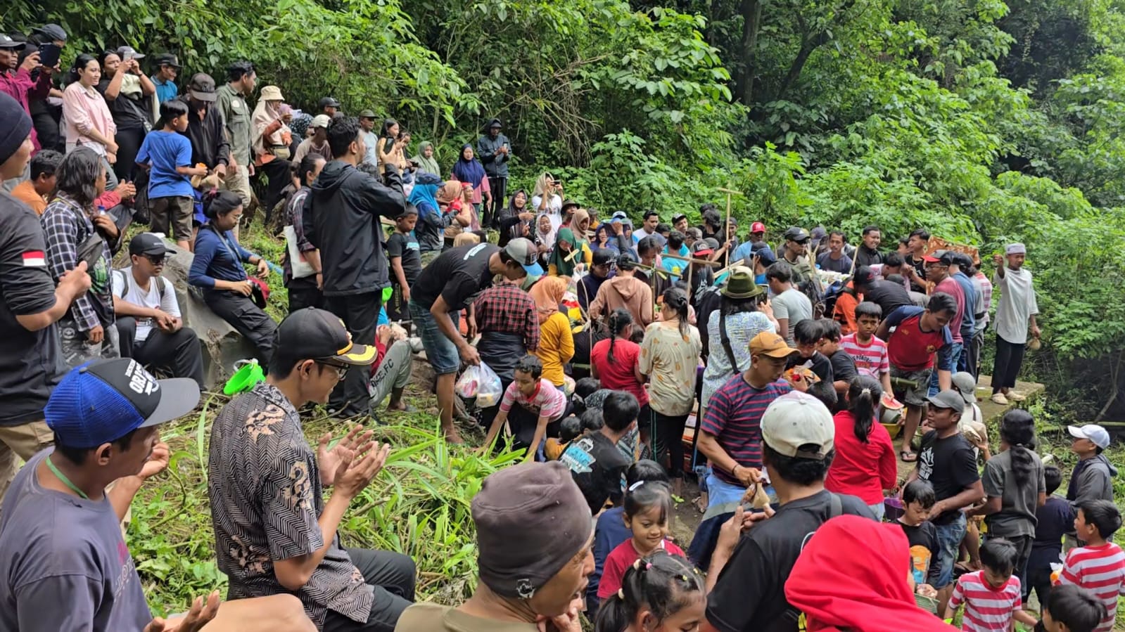 DISAKRALKAN: Masyarakat menggelar prosesi unduh tirta yang menjadi rangkaian tradisi ruwatan di Dusun Genting, Desa Wotanmasjedong, Kecamatan Ngoro, Minggu (25/1).