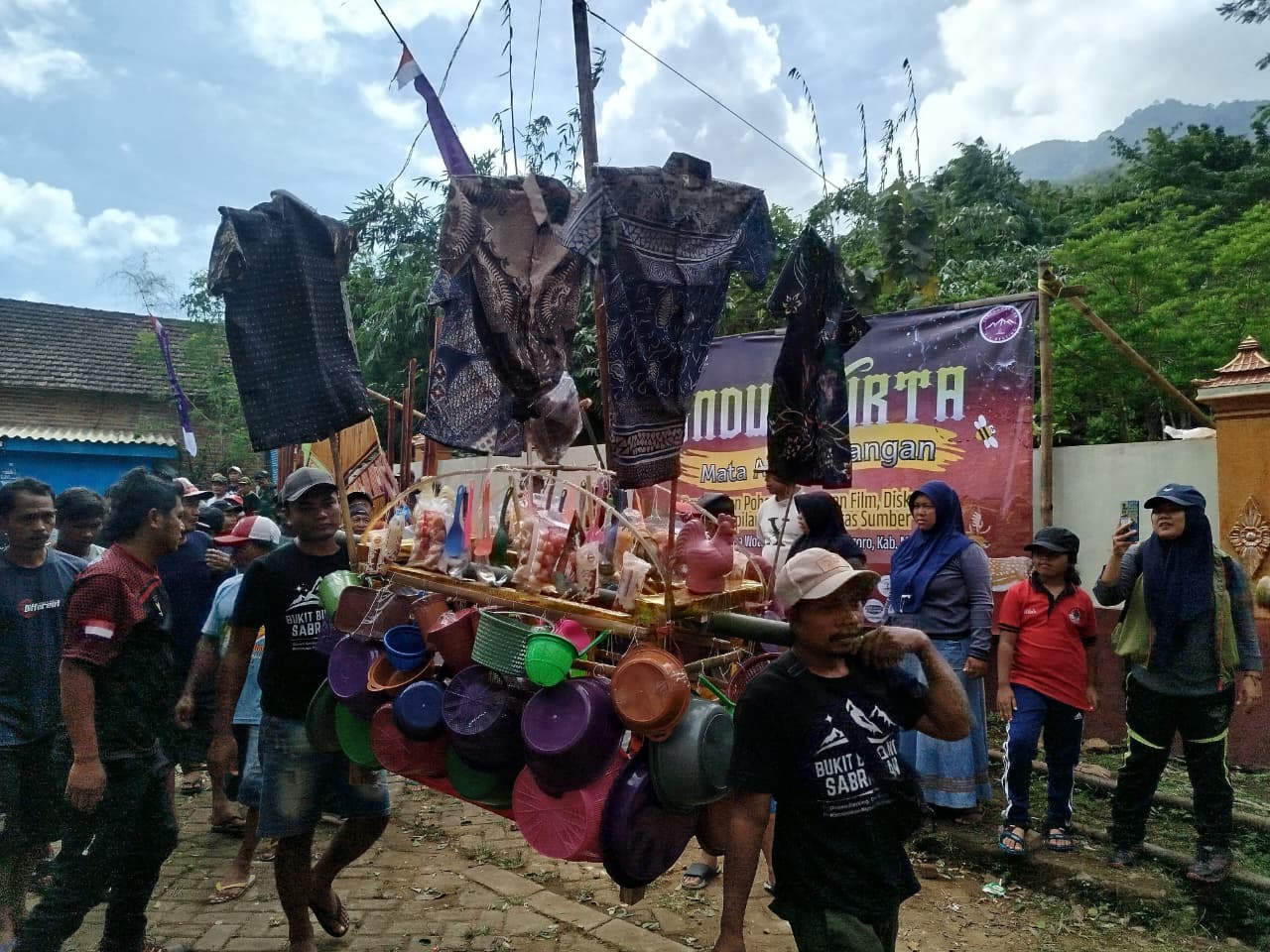 DISAKRALKAN: Masyarakat menggelar prosesi unduh tirta yang menjadi rangkaian tradisi ruwatan di Dusun Genting, Desa Wotanmasjedong, Kecamatan Ngoro, Minggu (25/1).