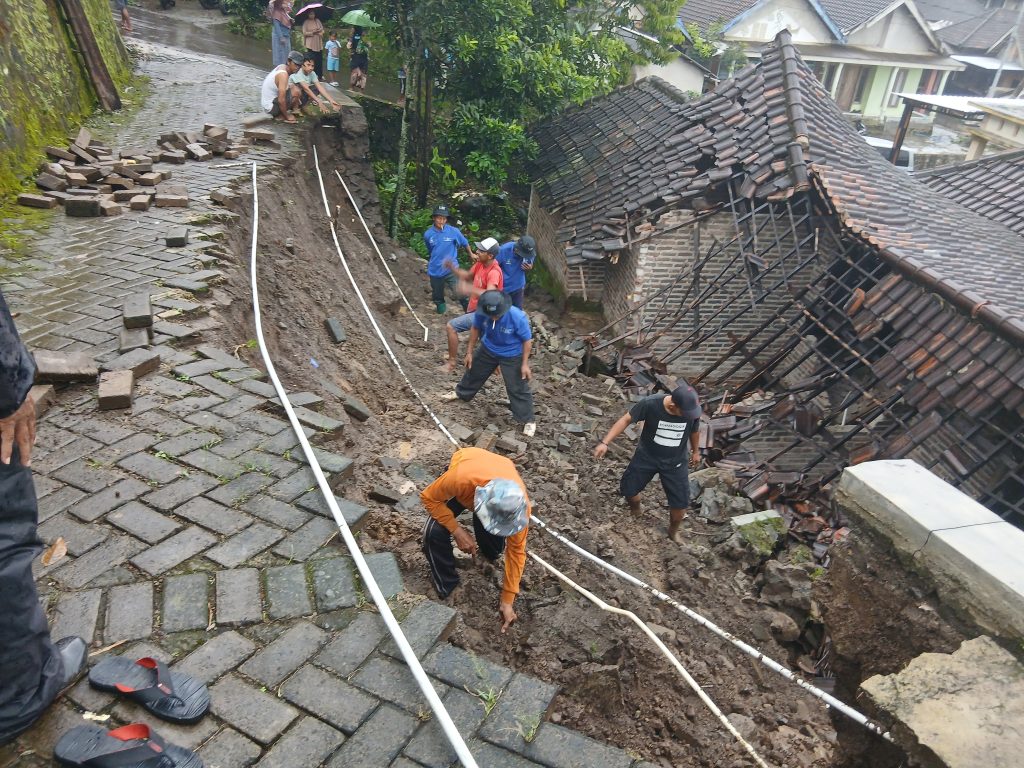 SIGAP: Aksi Relawan KSB melakukan upaya penanganan bencana longsor yang menimpa rumah warga di Dusun Balekambang, Desa Seloliman, 25 Desember 2025 lalu.