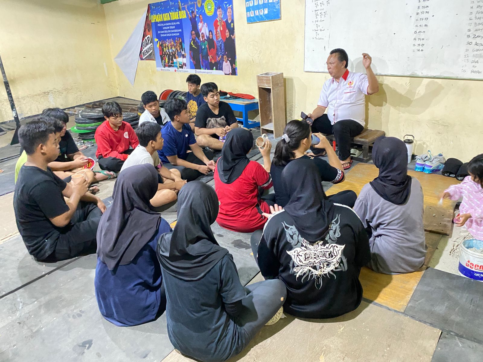 BERKELAS: Atlet angkat besi Kota Mojokerto asuhan Eko Yuli Irawan saat turun di kejuaraan nasional tahun 2025 lalu.