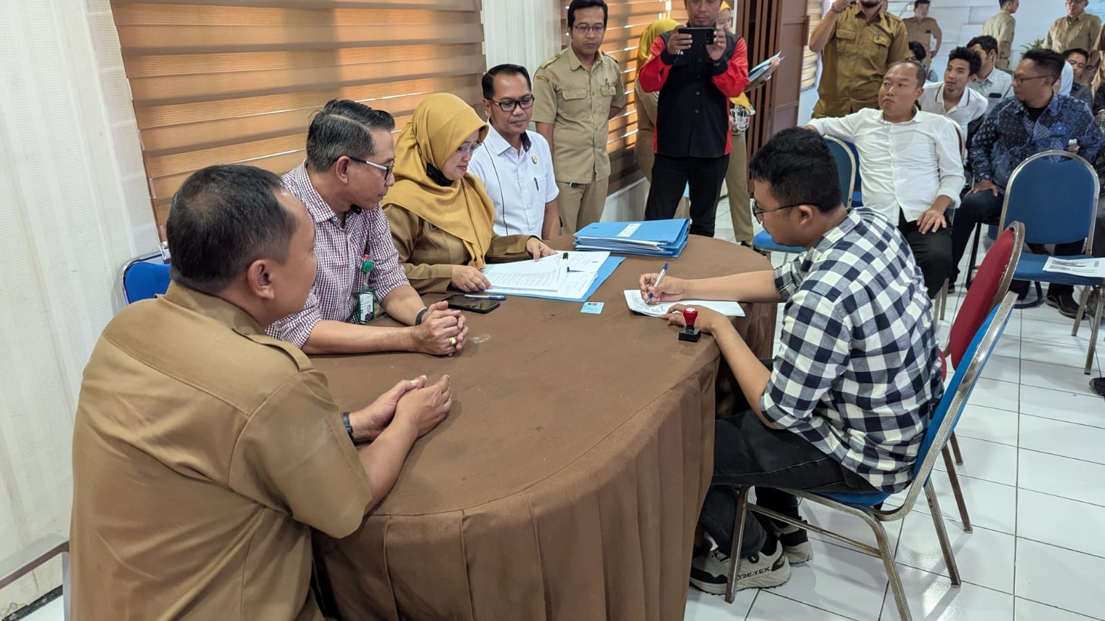 PENDAMPINGAN: Kasi Intel Kejari Kabupaten Mojokerto Denata Surya Ningrat (dua dari kiri) hadir saat teken kontrak proyek stragis daerah di kantor dinas PUPR Kabupaten Mojokerto, Senin (26/1).