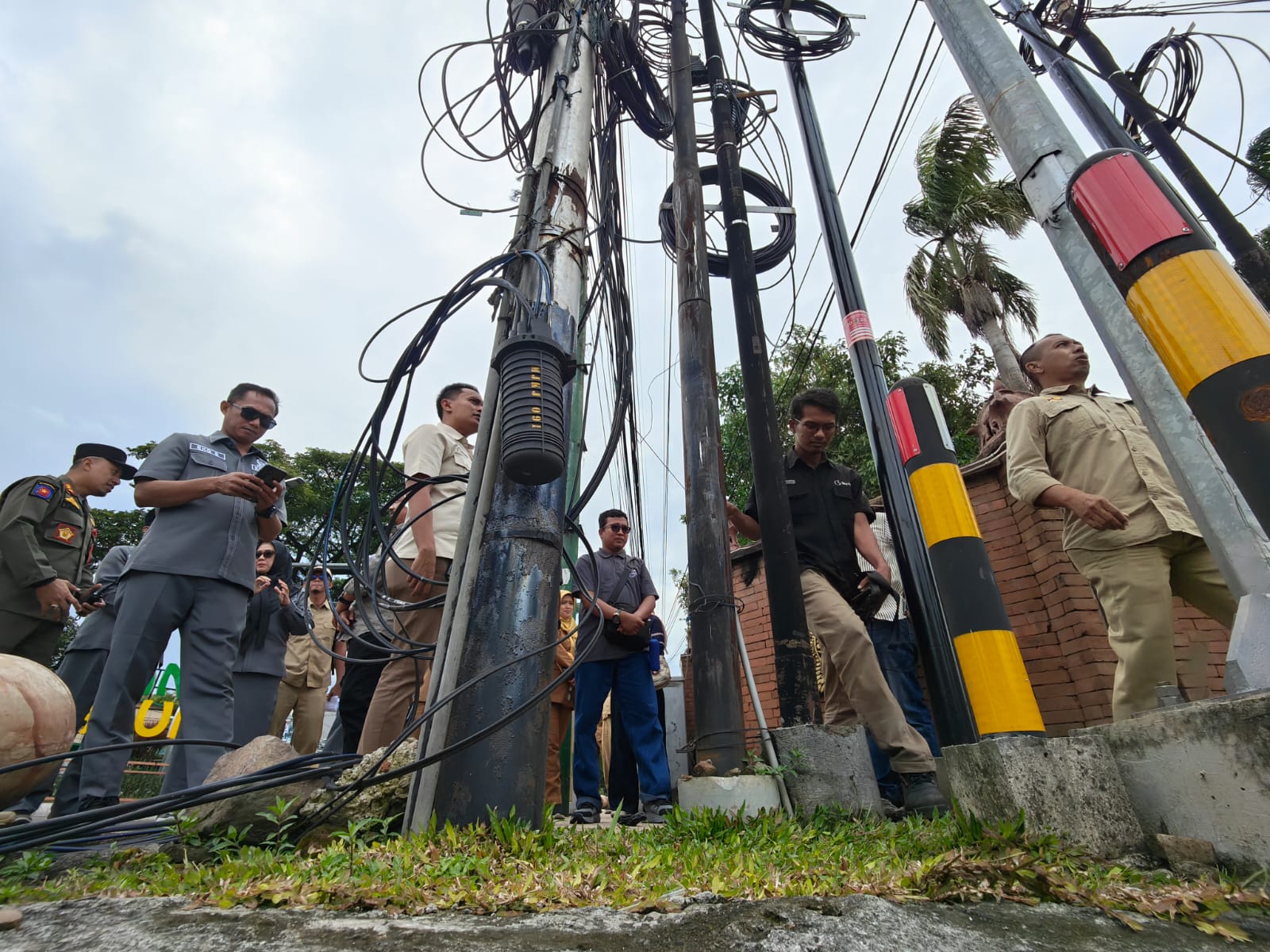 SiDAK DEWAN: Sejumlah tiang internet dari provider memanfaatkan rumija di DPRD Kabupaten Mojokerto Jalan RA Basuni, Sooko.