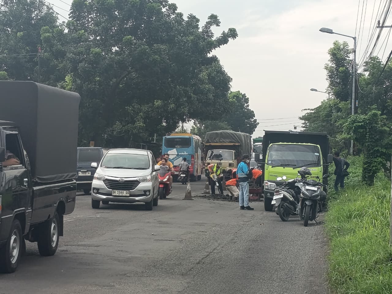 DITAMBAL: Petugas BBPJN Jatim-Bali melakukan pekerjaan perbaikan jalan di ruas Pungging-Ngoro, Kabupaten Mojokerto, kemarin (27/1).