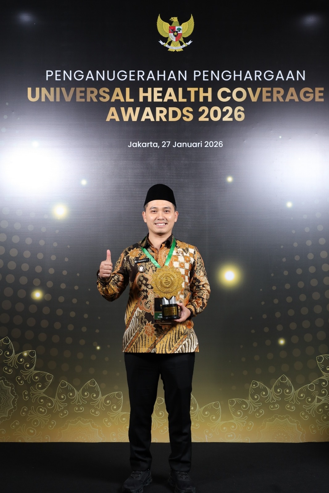 BUAH KOMITMEN: Bupati Mojokerto Muhammad Albarraa menerima penghargaan UHC 2026 dalam acara UHC Awards di Ballroom JI EXPO Kemayoran Jakarta Pusat, Selasa (27/1).
