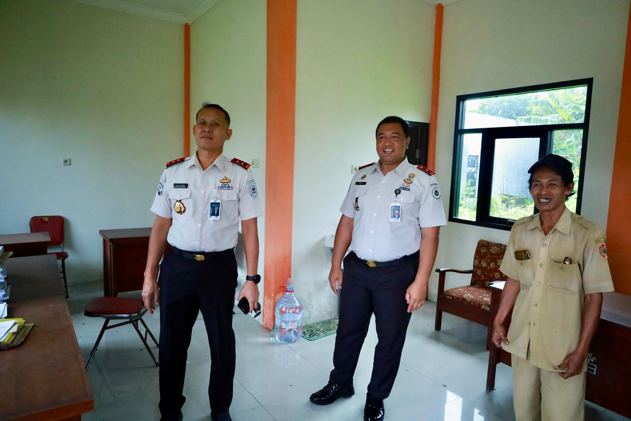 DIREALISASI: Rombongan Kanwil Ditjenpas Jatim dan Lapas Kelas IIB Mojokerto meninjau bakal lokasi pembangunan Bapas Mojokerto, Senin (26/1).