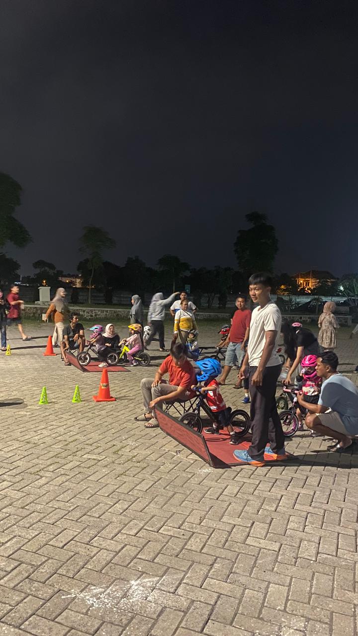 NYAMAN: Komunitas Bumbleride Mojokerto tengah berlatih di area sekitar Pasar Semeru, Kota Mojokerto.