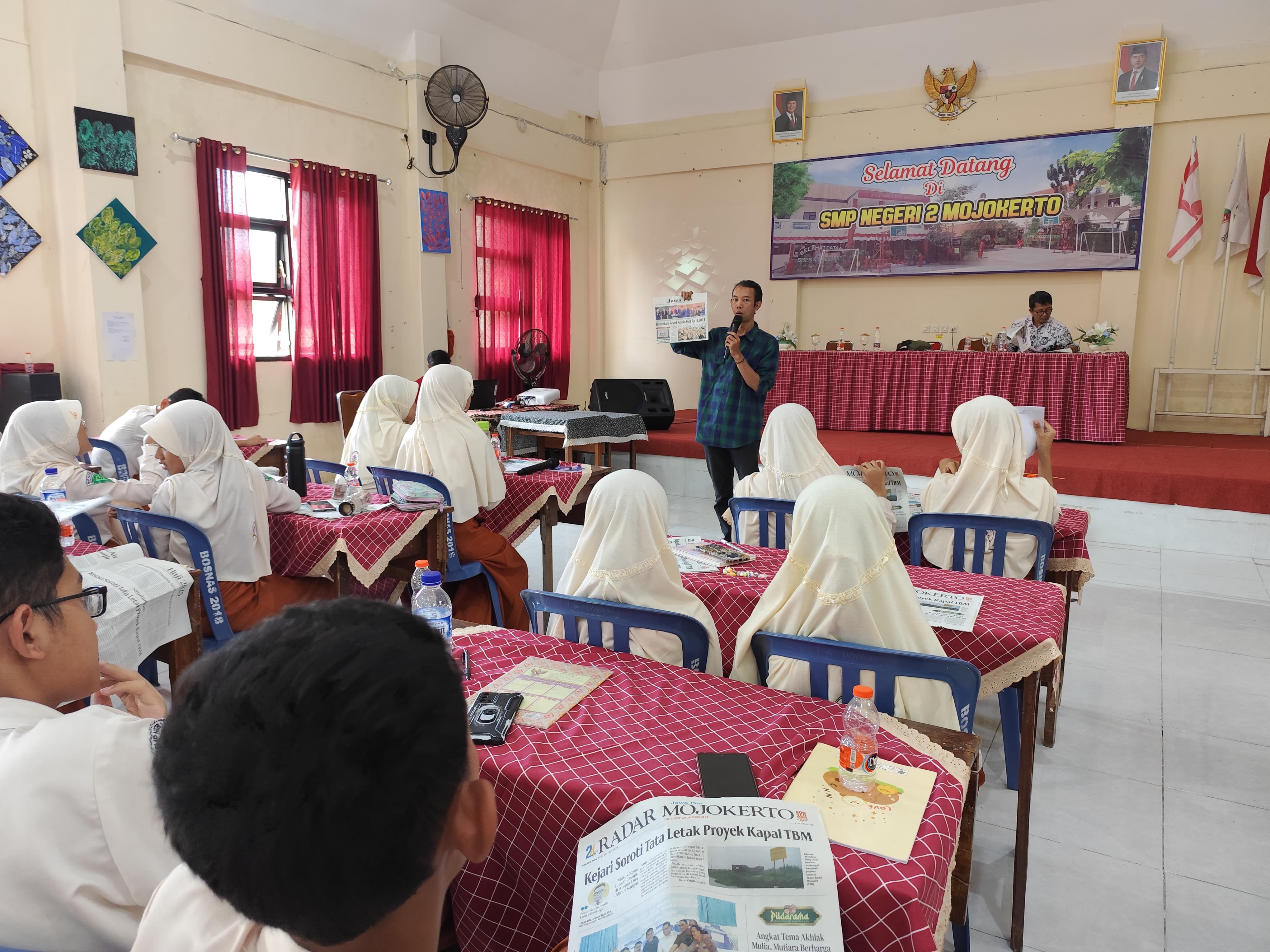 DIMINATI: Narasumber dari tim redaksi Jawa Pos Radar Mojokerto saat berbagi ilmu dunia jurnalistik bersama para siswa di Kabupaten Mojokerto tahun lalu.